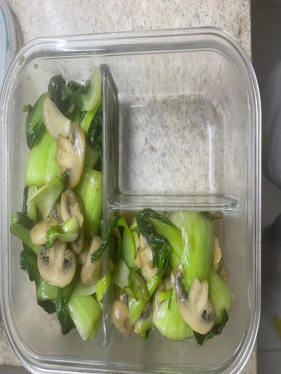 鲜美的口蘑炒青菜