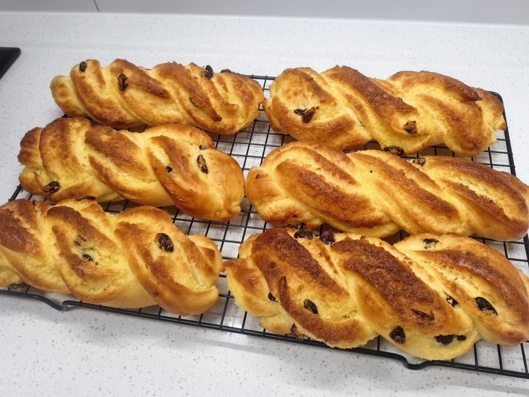 这面包也太香了，新手也能轻松做出来的椰蓉提子卷！