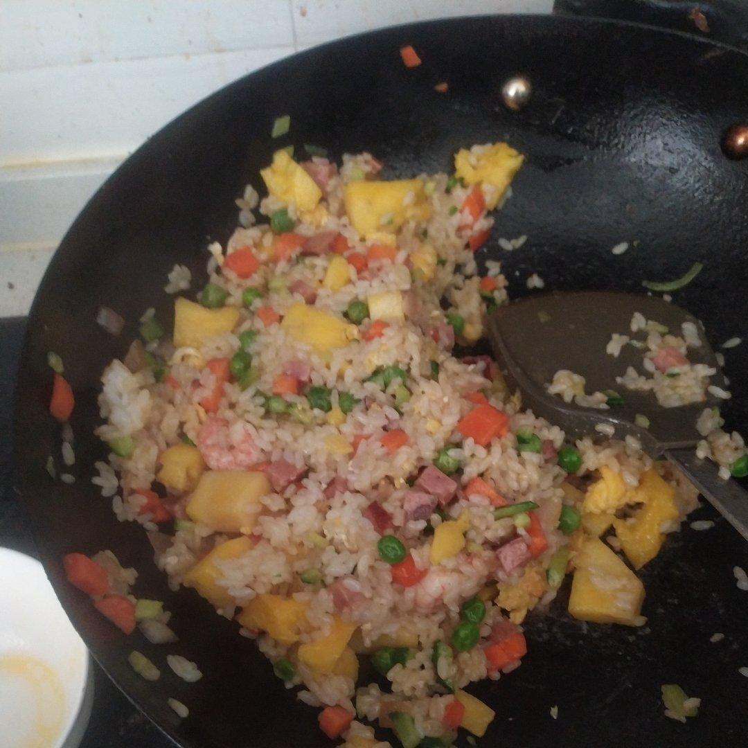 虾仁菠萝炒饭