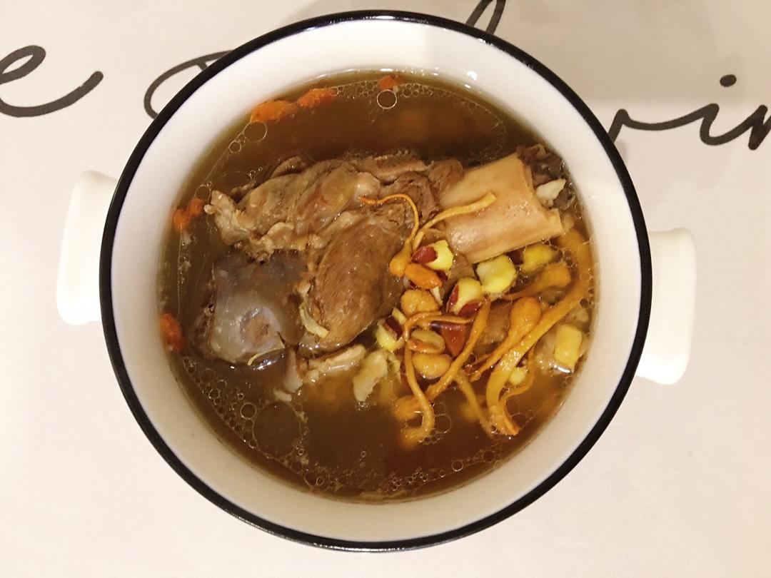 芡实虫草花干贝玉米汤