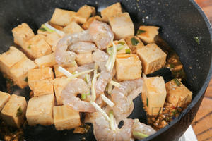 夏日下饭清新小炒：虾仁烧豆腐的做法 步骤7