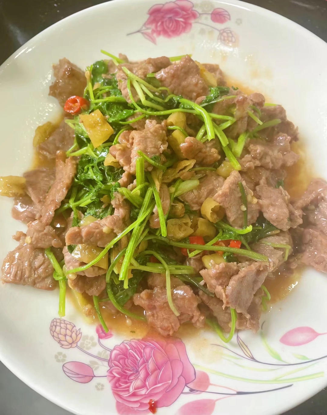 香菜炒牛肉，香辣下饭，爱吃香菜的朋友看过来，拌饭绝了