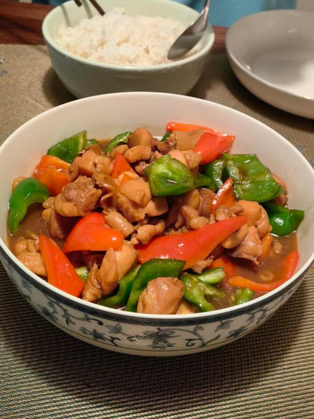 厨师长教你：“板栗烧鸡”的家常做法，咸鲜美味，汤汁浓郁