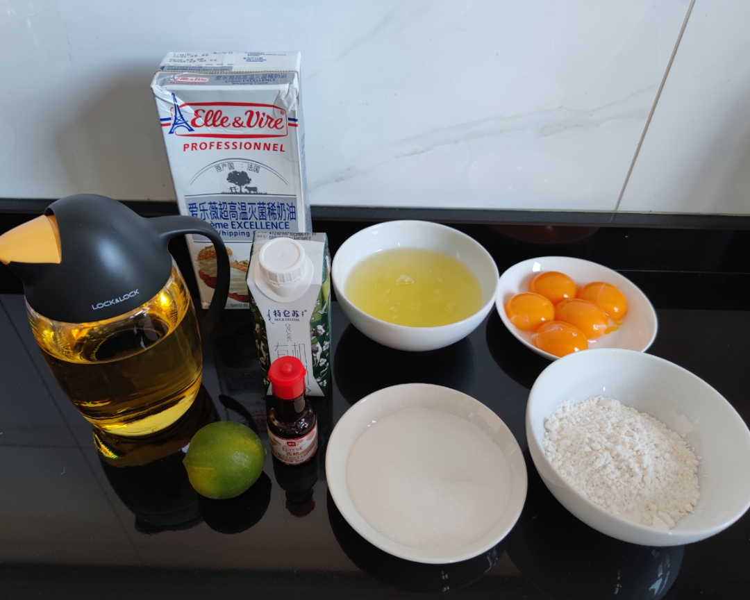 红丝绒奶油蛋糕卷的做法 步骤1