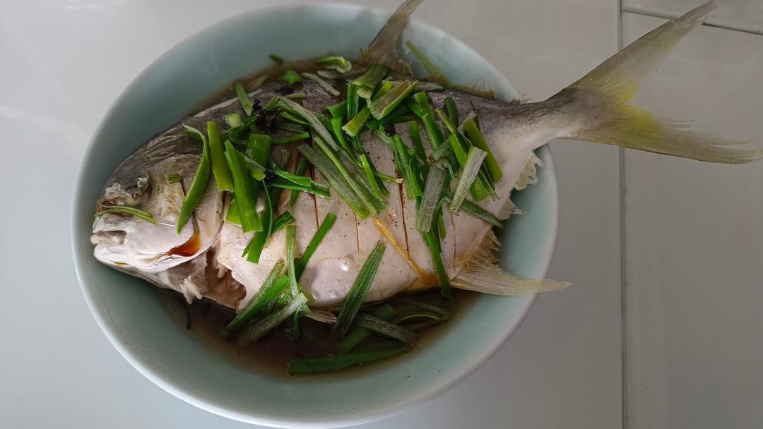 清蒸金鲳鱼，简单易做，年夜饭必备的一道菜，年年有余！