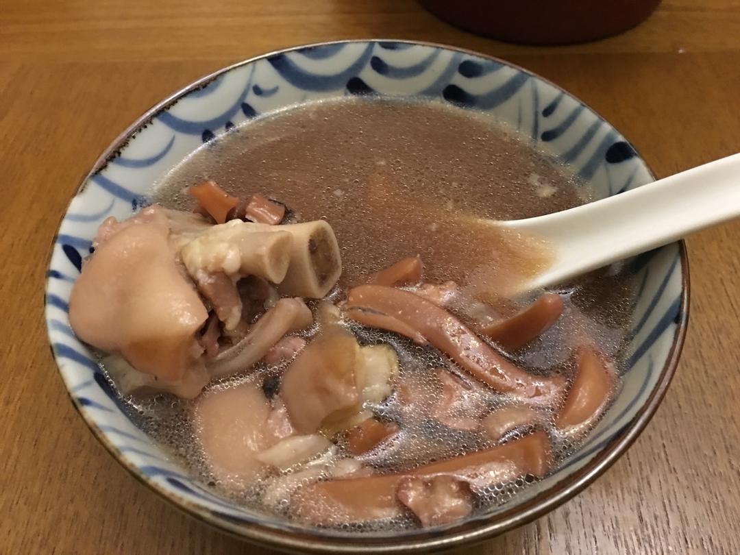 端一做的花生墨鱼煲猪脚