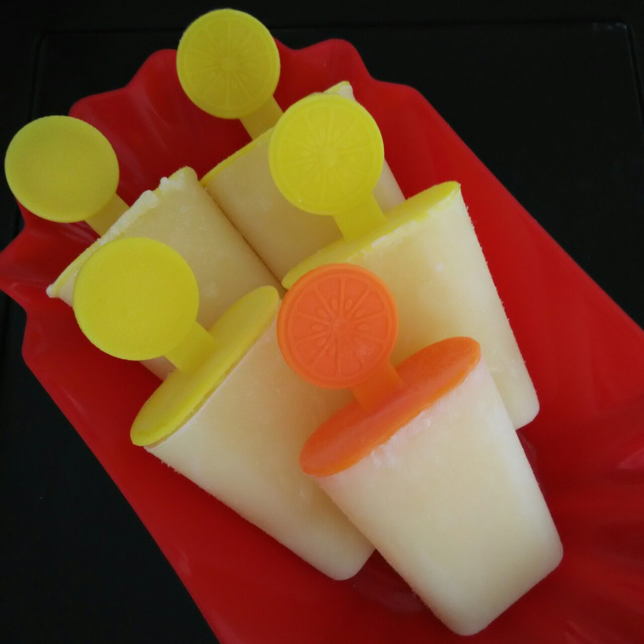 小妮gedn爱厨房做的简单易做的牛奶冰棍