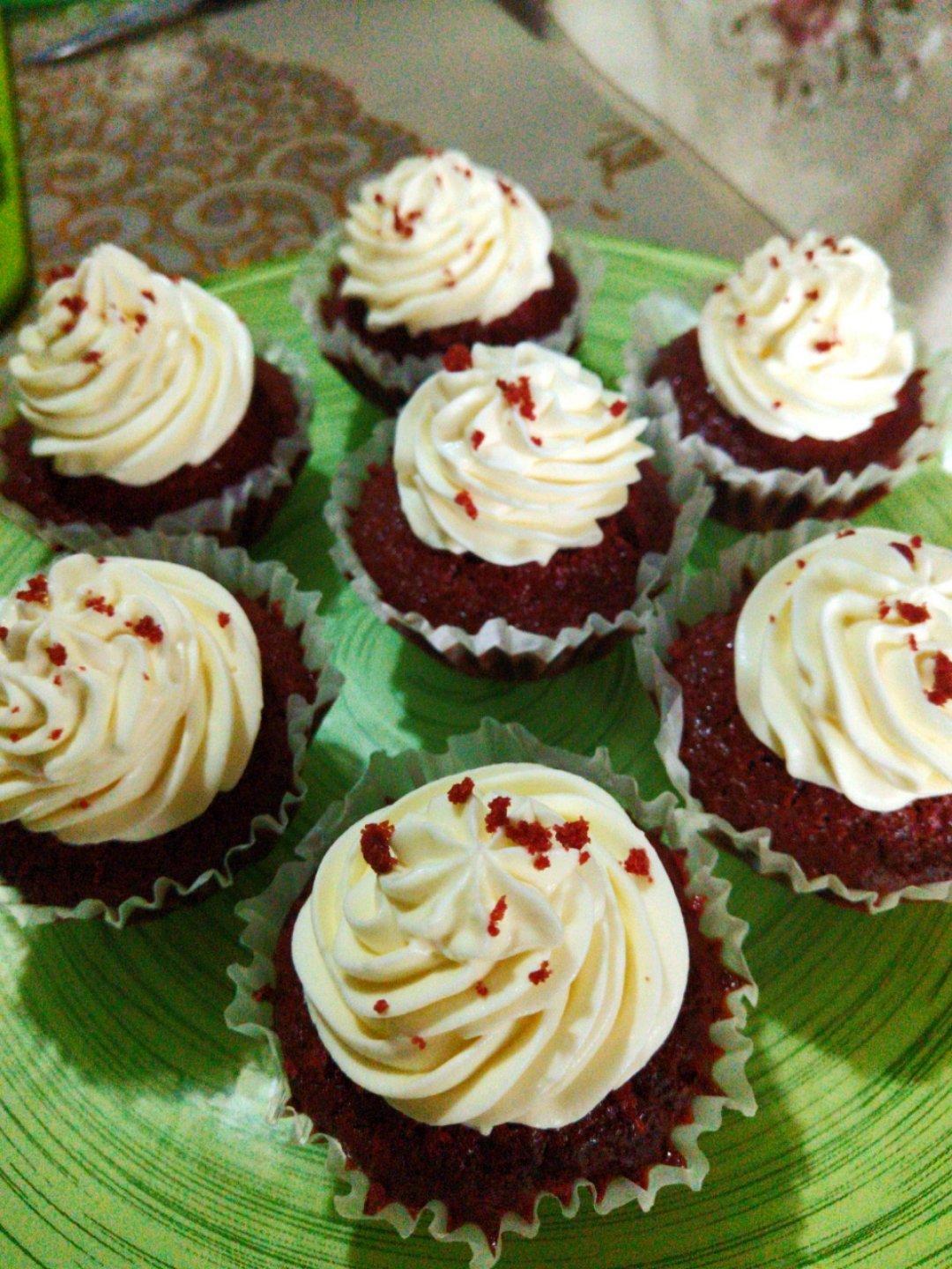 红丝绒纸杯蛋糕