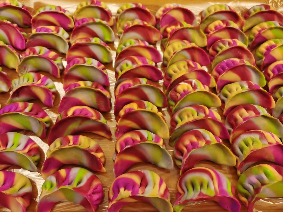 彩虹饺子（蔬菜汁、果汁和面）