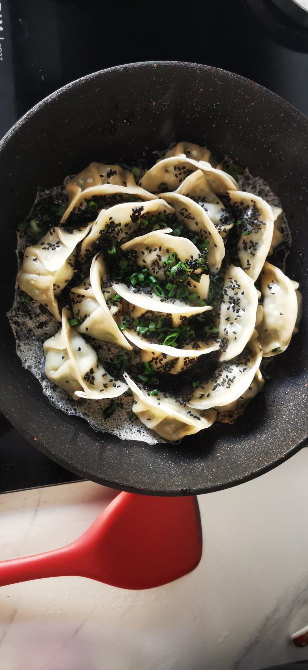 锅贴/煎饺—如何用速冻饺子制作完美煎饺（少油）