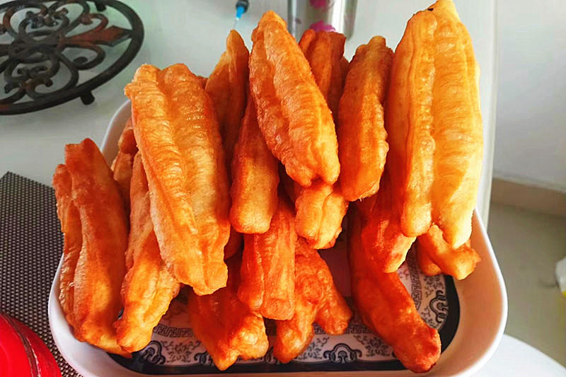 适合上班族的快速炸油条做法，不发酵照样蓬松