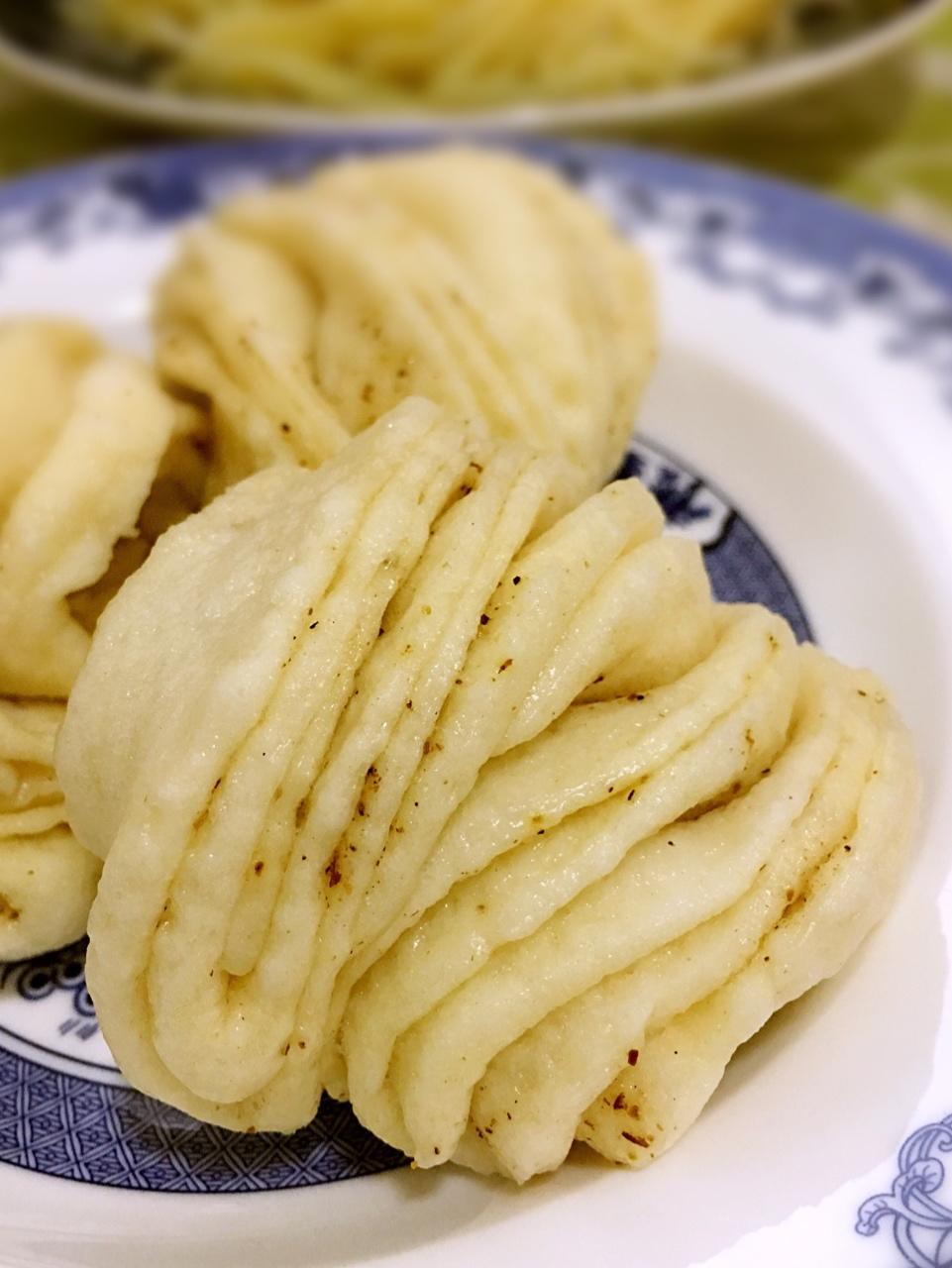 我很家常做的家常椒盐花卷(小视频)
