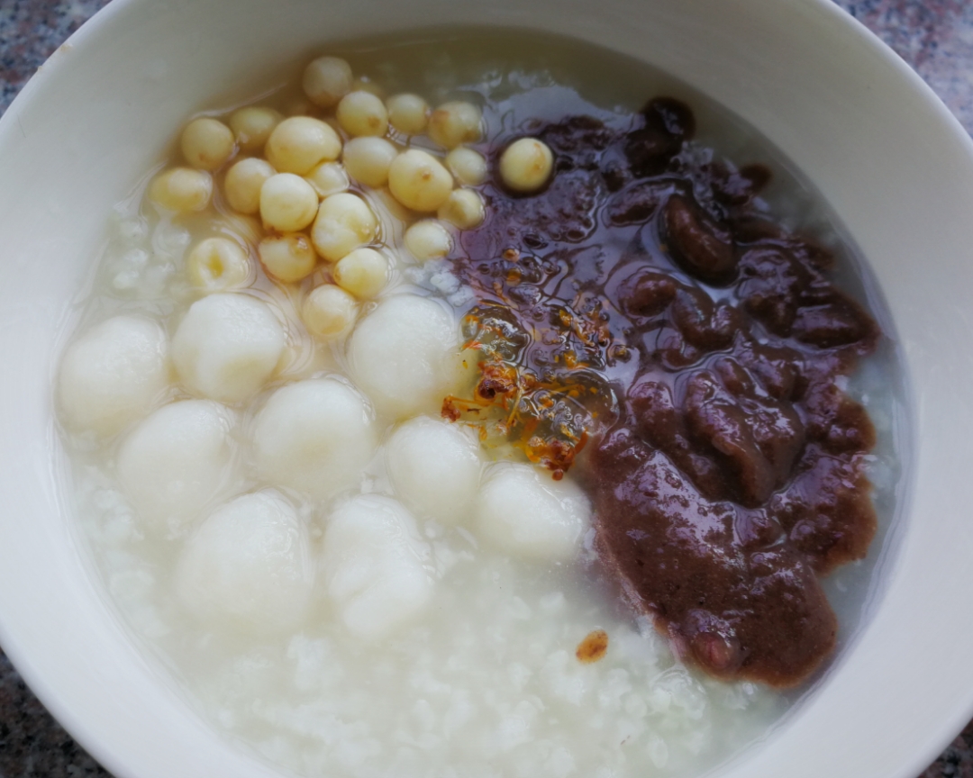 加强版桂花赤豆糊糖粥（自制无油红豆沙+小圆子+鸡头米）的做法