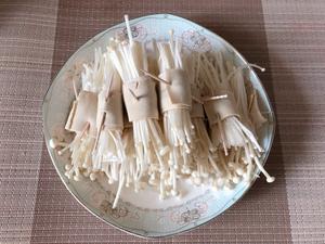 蒜蓉火辣豆腐皮金针菇的做法 步骤1