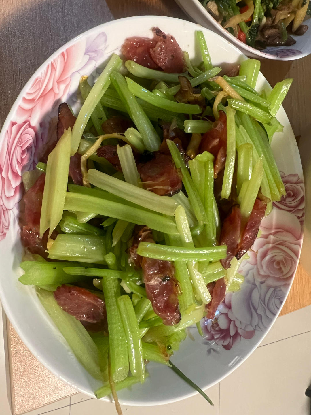 腊肠炒芹菜