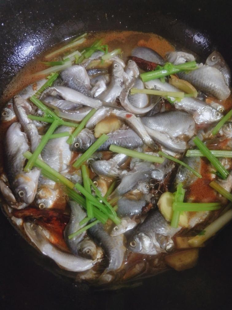 农家炖杂鱼