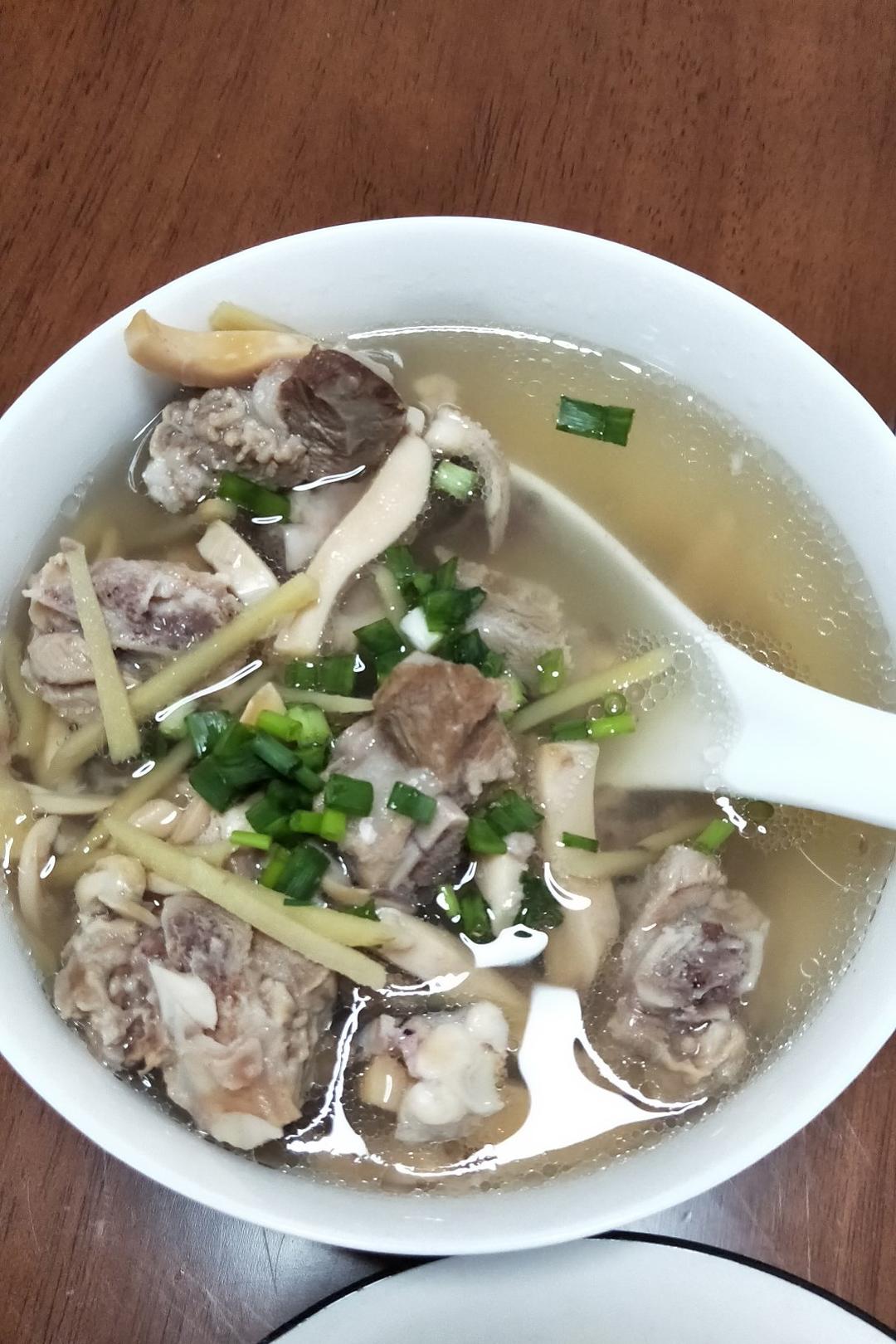 好喝的😀墨鱼排骨汤