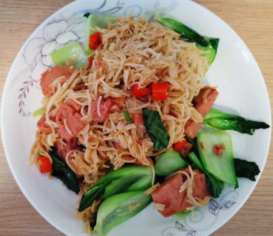 秒杀夜市小吃摊的家庭版时蔬火腿快手炒面条🍝