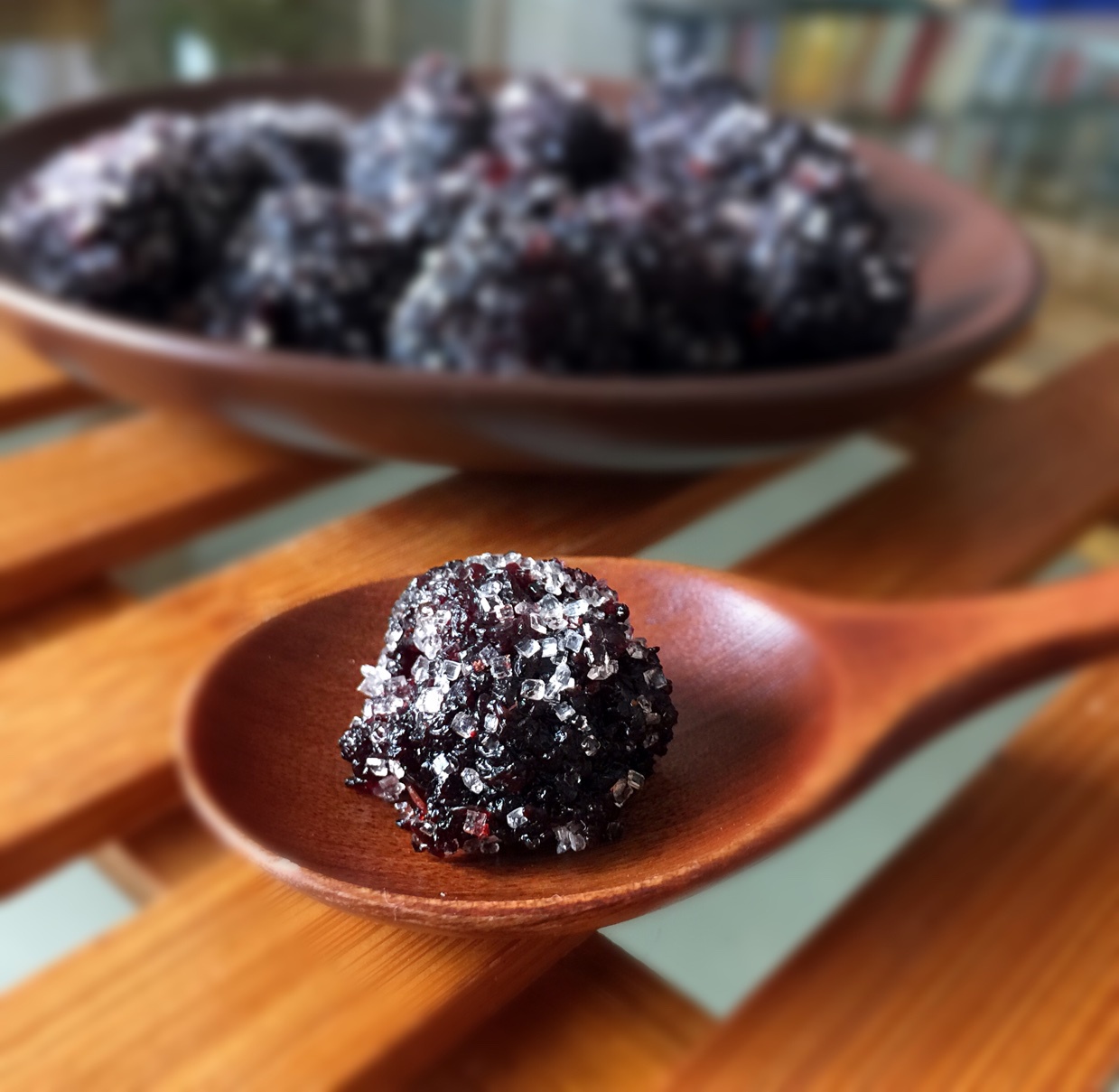 挽起秀发下厨房做的甘草杨梅干