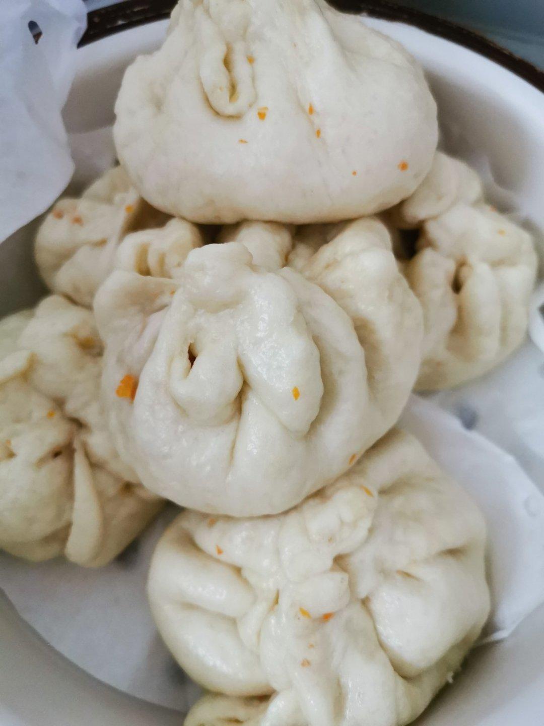 松软多汁的肉包子