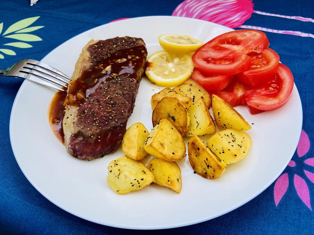 【巧思】完美熟度低温慢烤牛排（附酱汁做法）