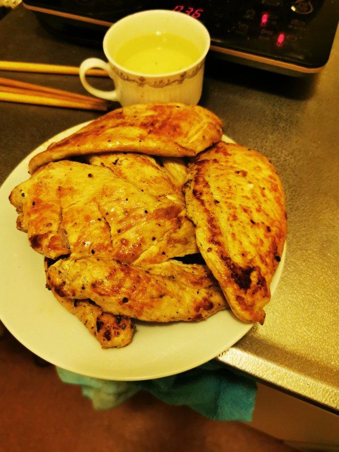 香煎鲜嫩多汁的黑椒鸡胸肉