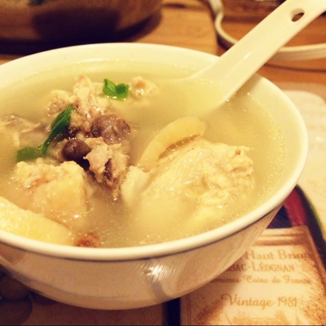 菌菇炖鸡汤