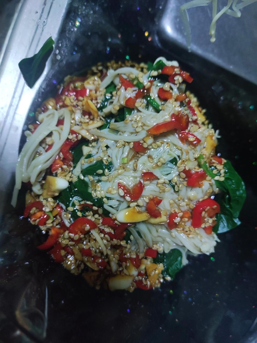 解馋减脂餐！酸辣开胃又下饭的菠菜拌金针菇