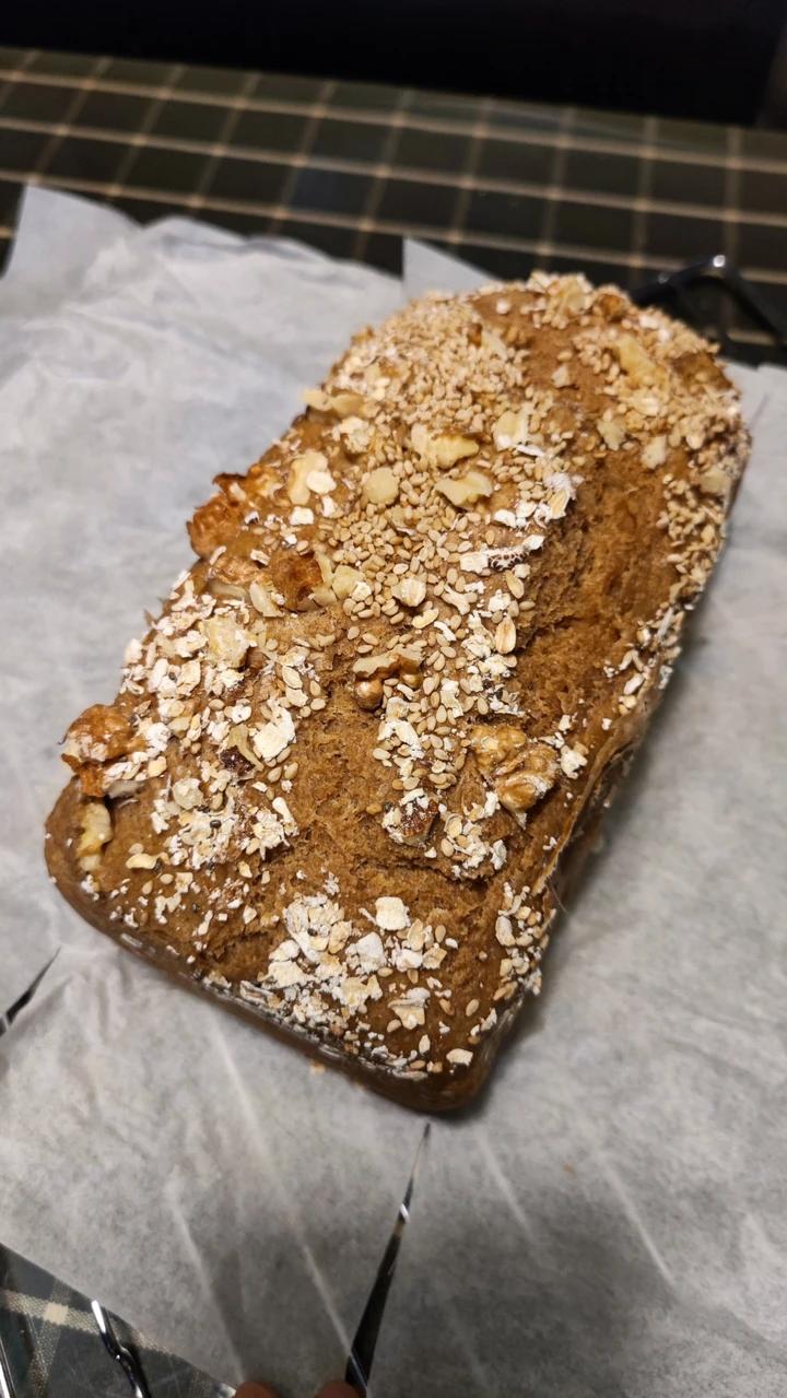 黑全麦吐司，超级简单快手又松软，第一次做就成功了！！方子来自小红书～羊羊低卡食记～减脂全黑麦面包（烤箱版）