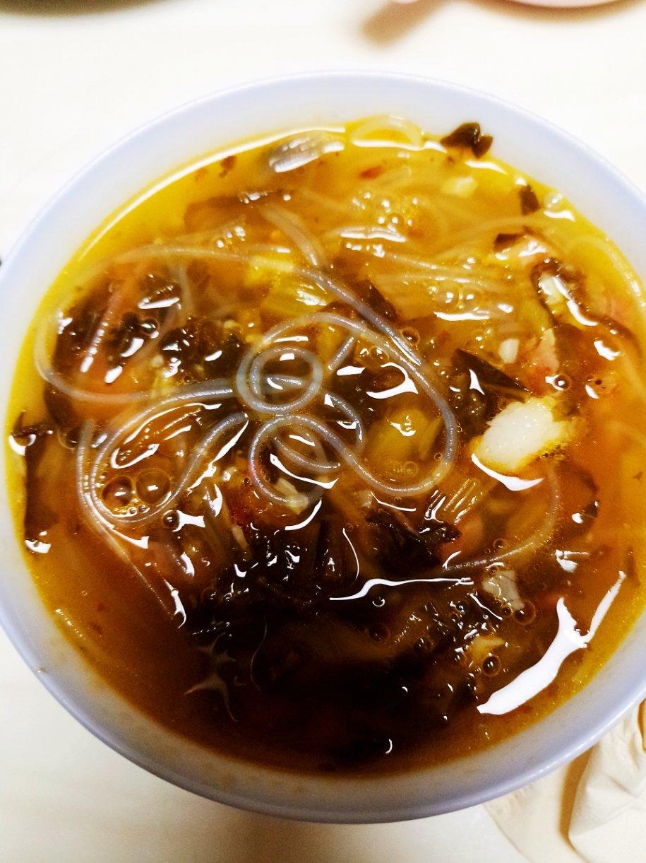 一人吃掉一大锅的小锅米线