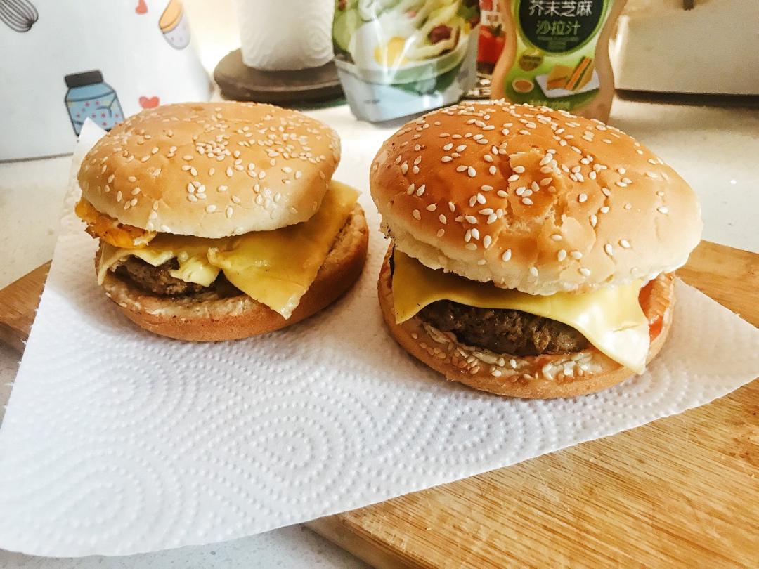 正宗的麦当劳双吉牛肉汉堡