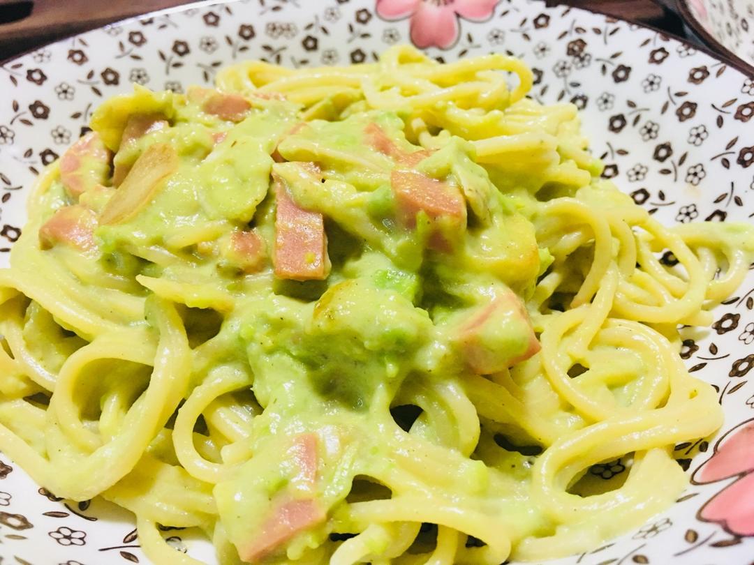 小清新牛油果火腿意面