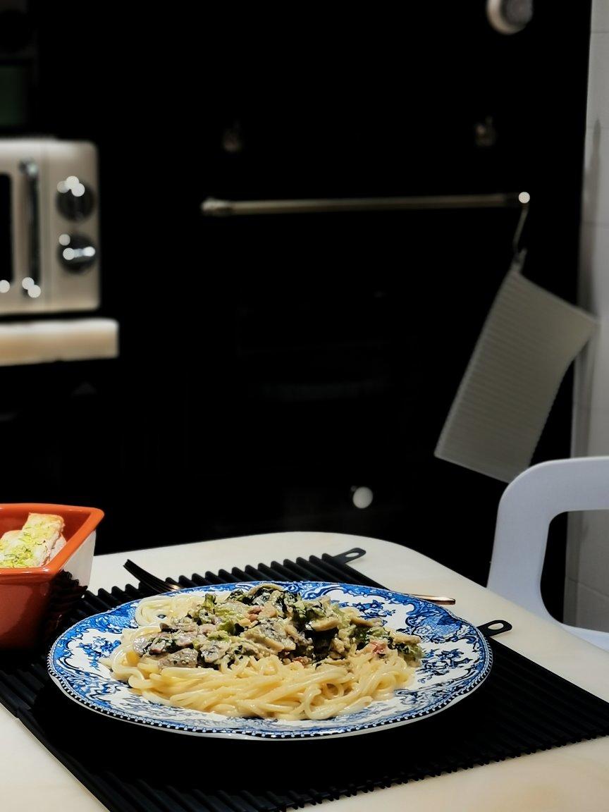 用牛奶代替奶油的                培根蘑菇意大利面🍝 Creamy bacon       mushroom fettuccine