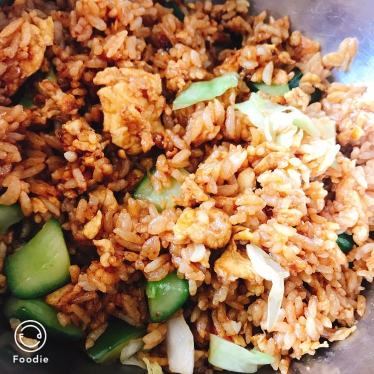 咸黄瓜鸡蛋酱油炒饭