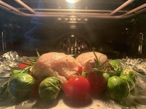 烤鸡腿配蔬菜——轻松搞定brunch的做法 步骤3