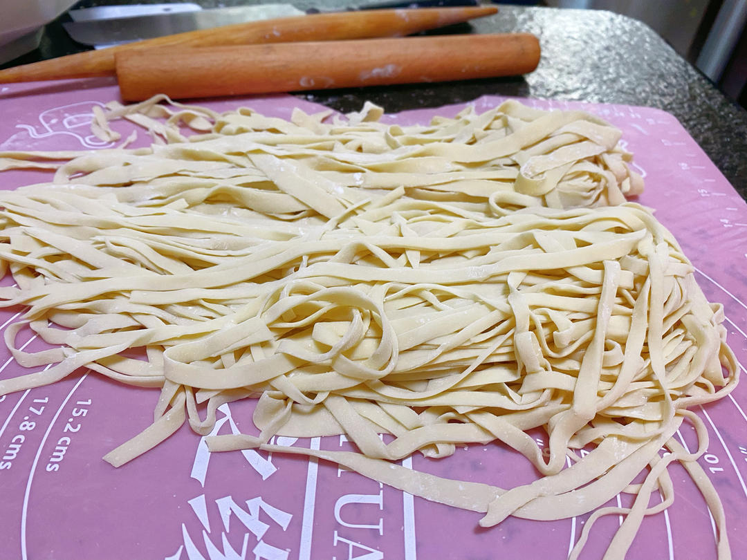 【小高姐】手擀肉臊面  手工做出口感劲道的擀面条