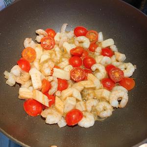 虾仁蟹肉海鲜罗勒意面 不放番茄酱的做法 步骤3