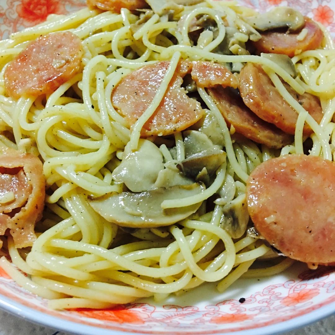 白蘑菇奶油培根意面