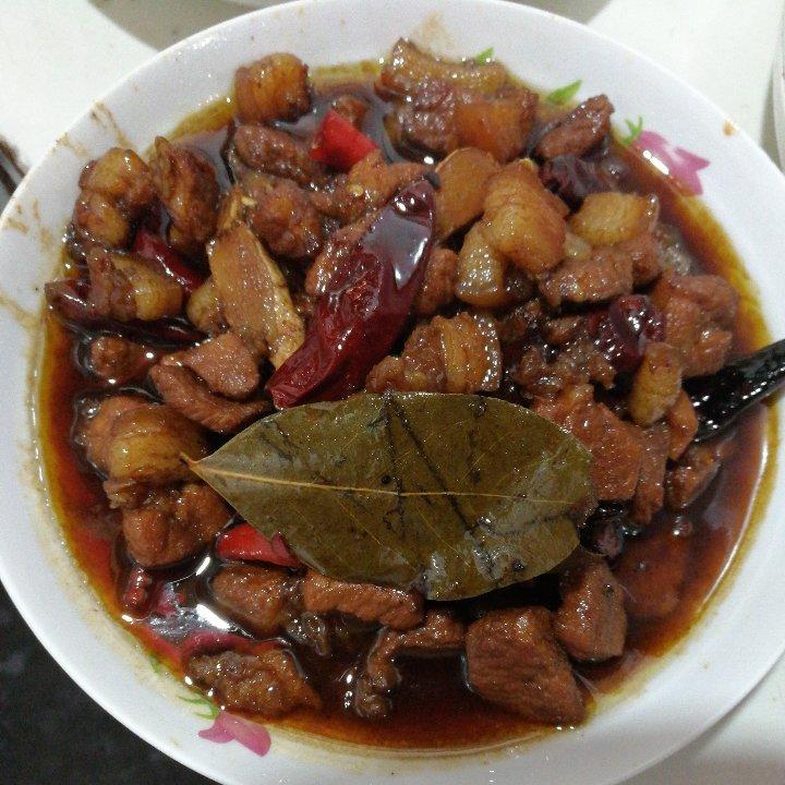 吃着碗里望着锅里的红烧肉