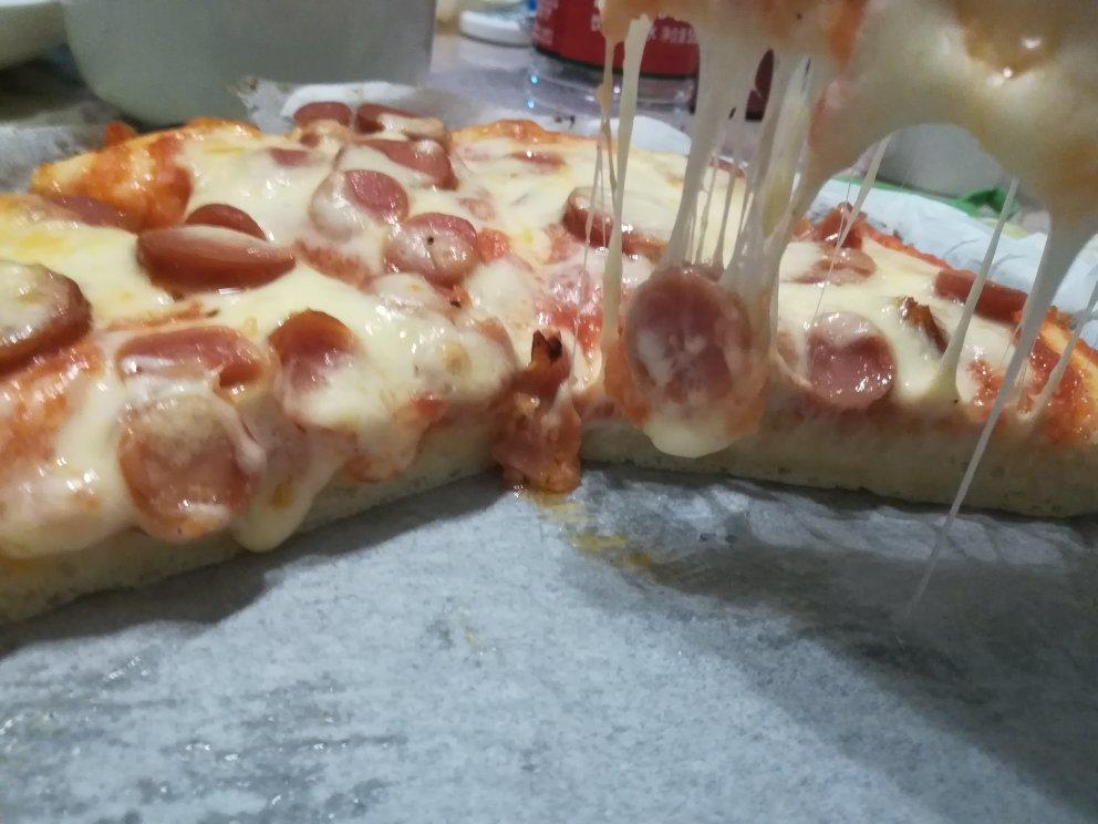 含宣软饼皮做法、自己在家也能做出馅料十足、超拉丝的美味诱人披萨