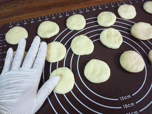 视频菜谱-松软花朵纸杯面包（厨师机版）的做法 步骤4
