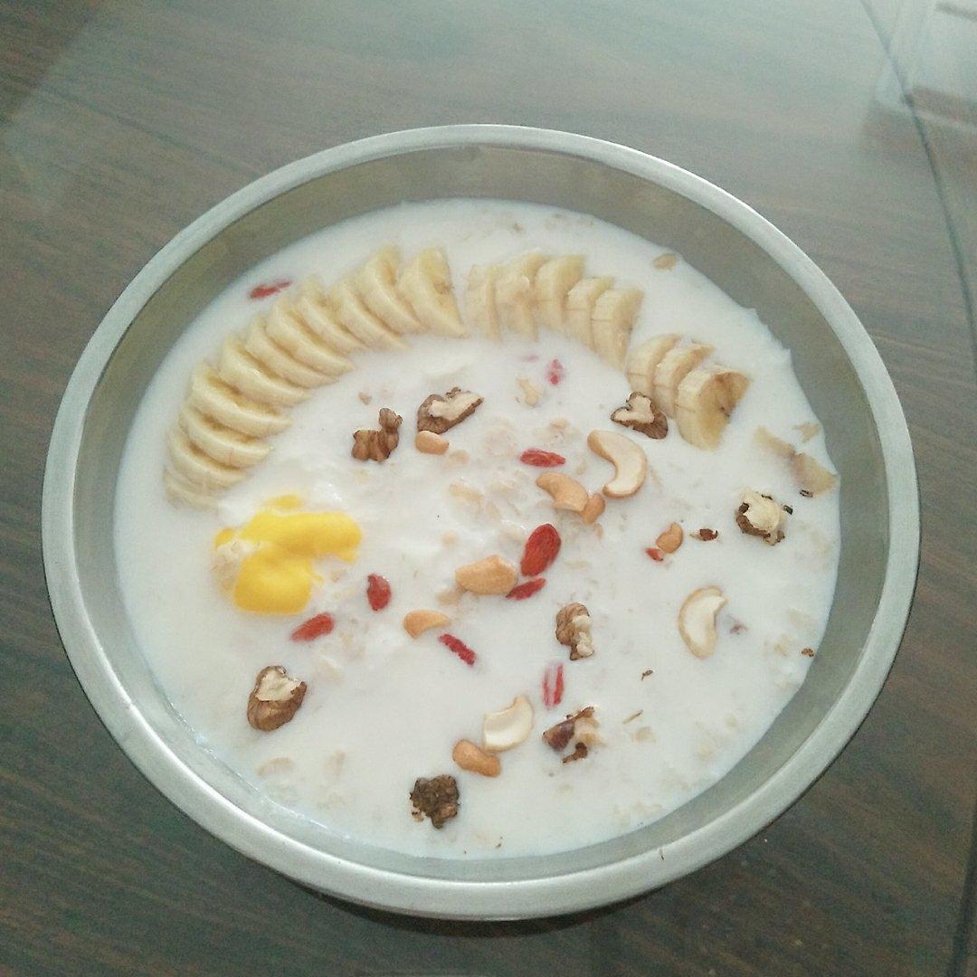 牛奶燕麦泡香蕉（减肥快手早餐）