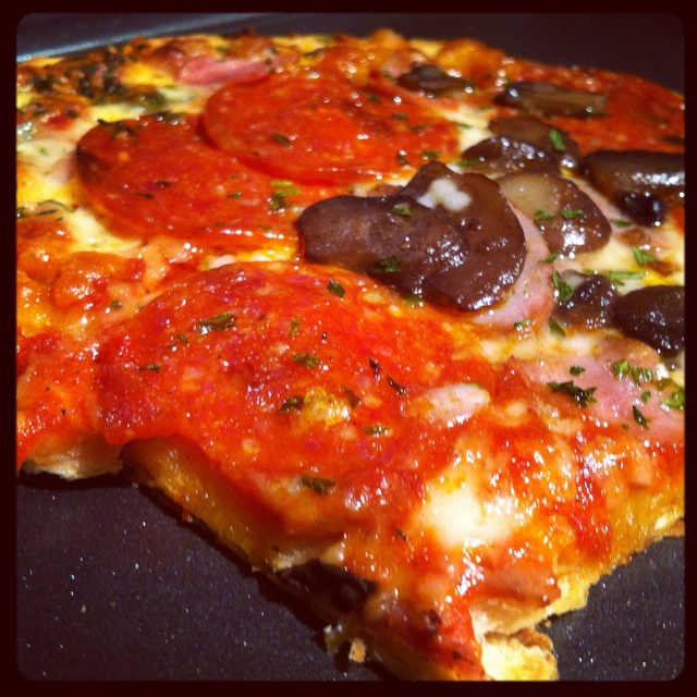 薄饼脆皮火腿pizza