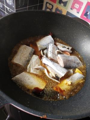 〈炖刀鱼〉，泡点小葱就太好吃了。欣小厨 😉的做法 步骤8