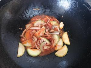 减肥重口早餐·泡菜牛肉炒魔芋面的做法 步骤2