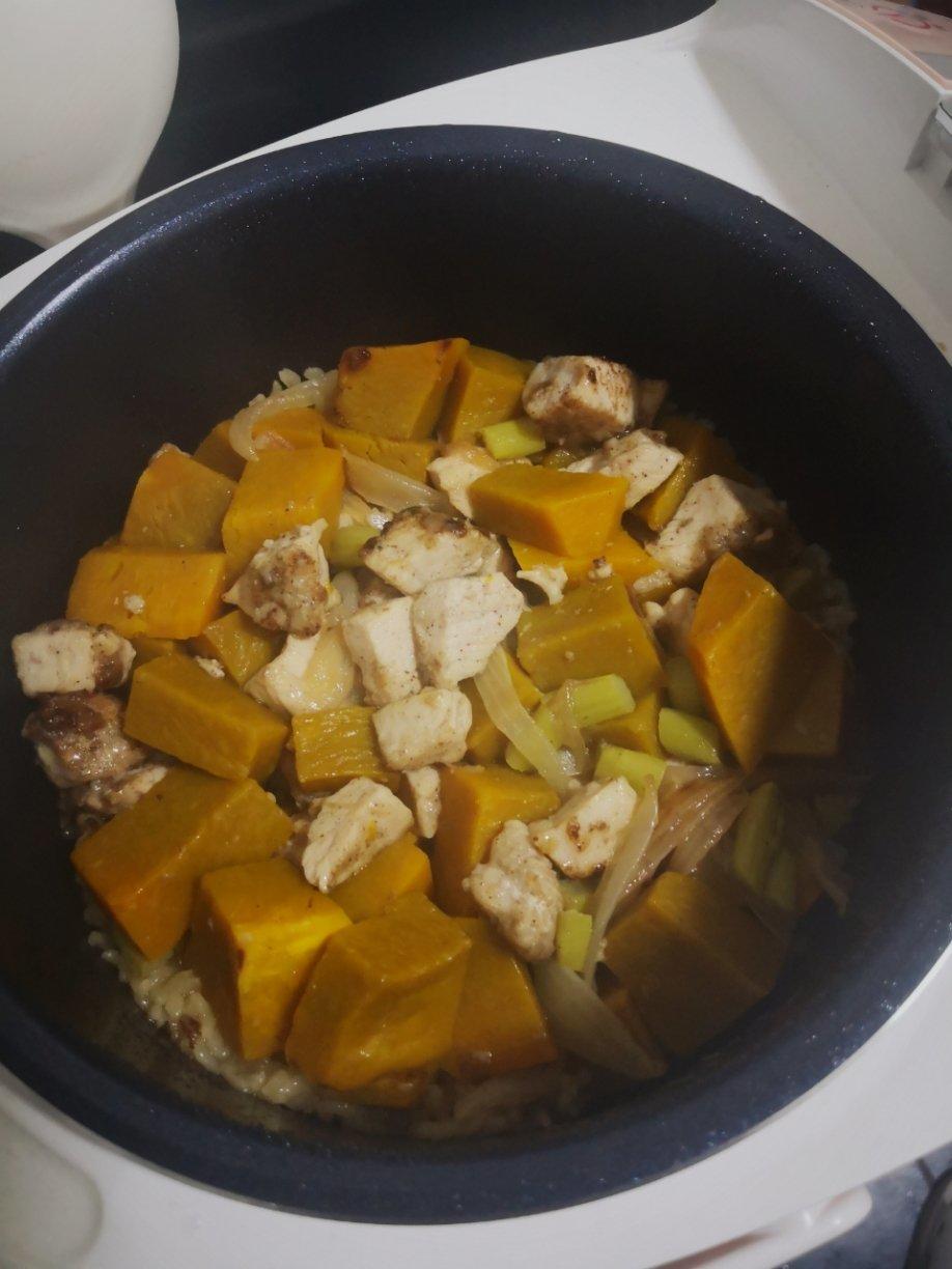 【南瓜鸡肉焖饭】