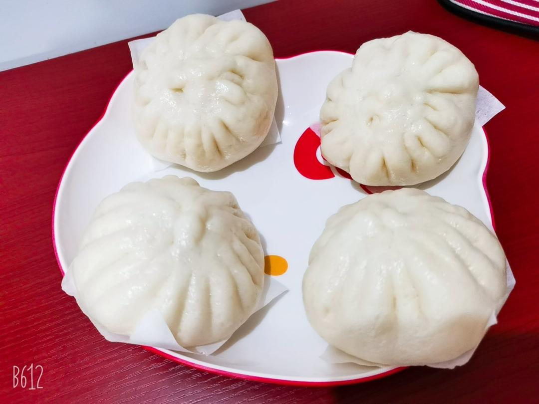 暄软的奶香豆沙包