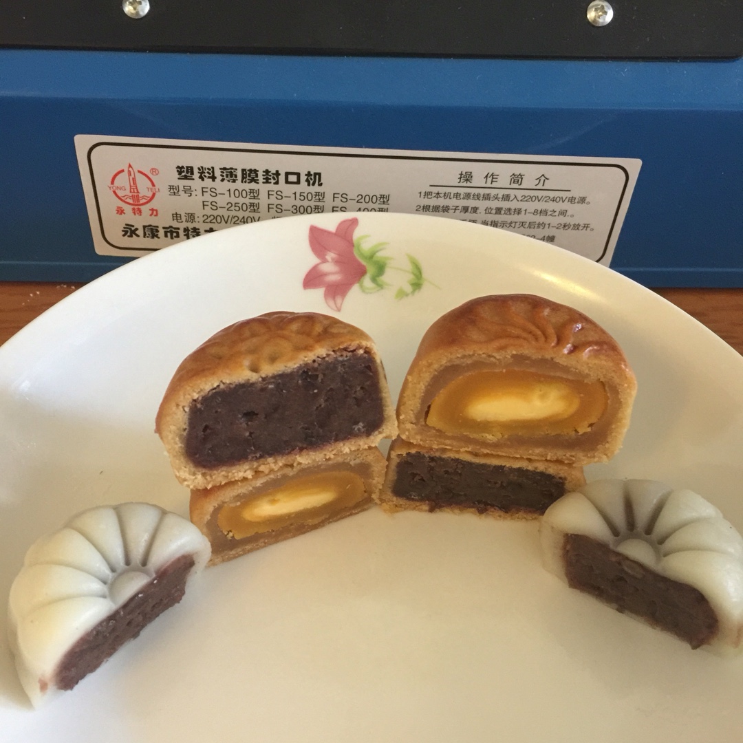 广式月饼—蛋黄莲蓉月饼