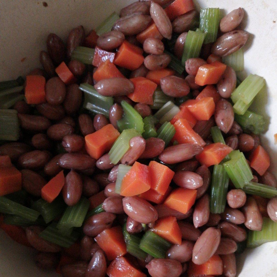 凉拌芹菜花生米胡萝卜