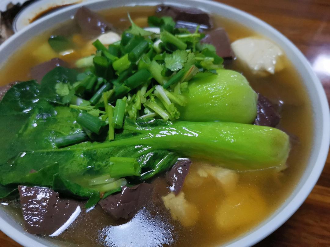 手脚怕冷多喝羊血豆腐粉丝汤，益气活血不怕冷